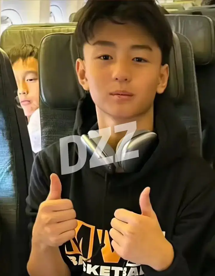 張柏芝二兒子近照曝光