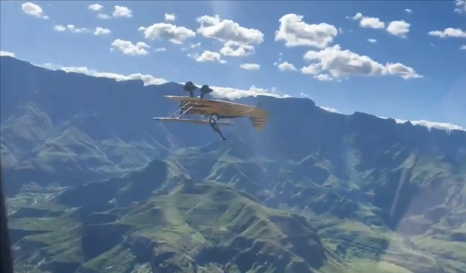 《碟中諜8》花絮曝光！阿湯哥扒飛機(jī)竟是實(shí)景拍攝