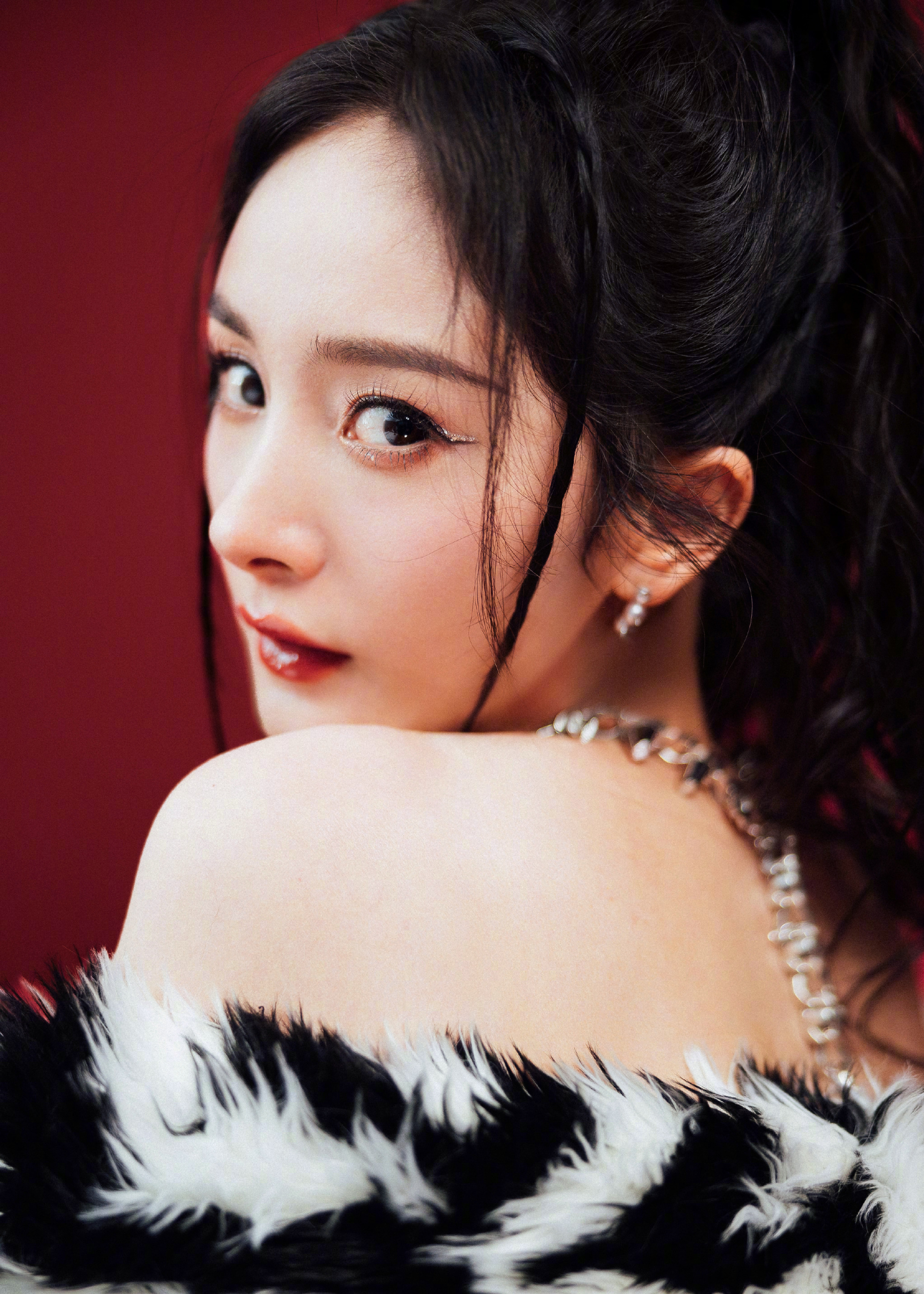 001OXMtPly1h9n9odzc17j63y85j3e8702.jpg 楊冪跨年造型/芒果體育